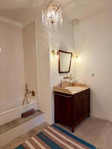 a bathroom with a sink and a mirror and a tub at Fronteira in Fronteira +34 photos
