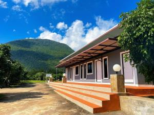a building with a mountain in the background at Yankoi Mountains view in Chiang Dao