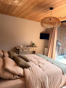 a bedroom with a bed and a window at Refuge des Dunes in Marck