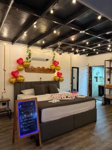 a bedroom with a large bed with a sign in it at Oasis Glamping Tena Cun Vía La Mesa Anapoima in Tena