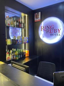 ein Restaurant mit einem Ring Ruby Hotel-Schild an der Wand in der Unterkunft Ringruby Hotel, Oladipo Bateye in Lagos