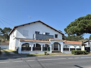 a white house on the side of a street at le coulinet in Andernos-les-Bains
