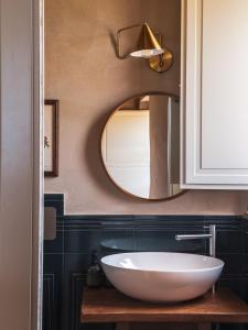 a bathroom with a white sink and a mirror at Casa in Campagna Casagori in Pienza