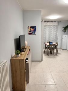a kitchen and dining room with a television and a table at Via Veneto in Loreto Aprutino