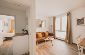 a living room with a couch and a bed at Alojamiento en Santa Eugenia A in Madrid