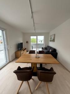 a living room with a table and a couch at Ferienwohnung Bad Schallerbach in Bad Schallerbach