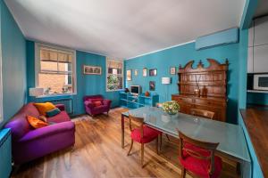 a living room with a purple couch and a table at Paruta Jazz Apartment in Venice