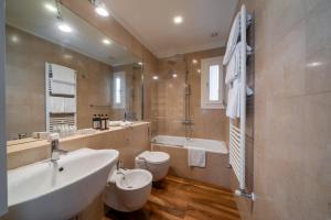 a bathroom with two toilets and a sink and a tub at Paruta Jazz Apartment in Venice +9 photos