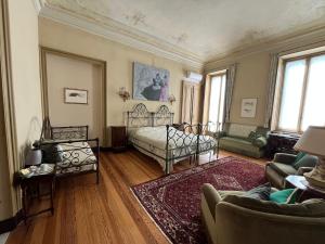 a living room with a bed and a couch at Villa Guelpa in Lessona
