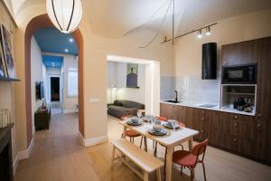 a kitchen and living room with a table and chairs at Casa Lombarda in Mérida