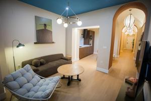 a living room with a couch and a table at Casa Lombarda in Mérida