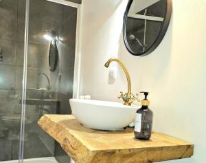 a bathroom with a bowl sink and a mirror at Chambre Belvédère in Porto-Vecchio