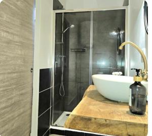 a bathroom with a white sink and a shower at Chambre Belvédère in Porto-Vecchio
