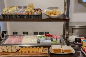 ein Buffet mit Sandwiches und anderen Speisen in der Unterkunft B&B Hotel Firenze Novoli in Florenz