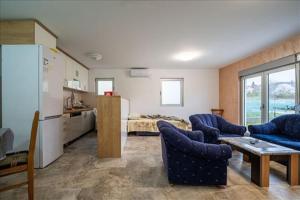 a living room with a couch and a table and a kitchen at Super Vila in Jajinci