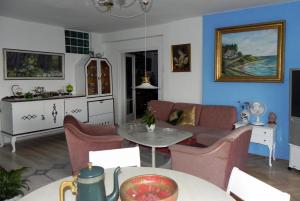 ein Wohnzimmer mit einem Sofa und einem Tisch in der Unterkunft Tulipán Panoráma Apartman in Pécs
