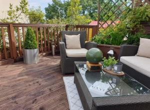a patio with chairs and a coffee table on a deck at 2 Bedr Portmarnock Dublin Suburb in Dublin +10 photos