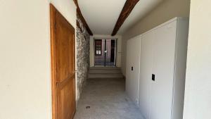 an empty hallway with an open door and a hallwayngthngthngthngthngthngth at Glicine in Stresa