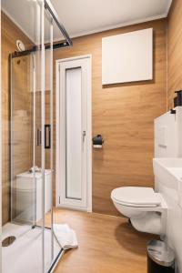 a bathroom with a toilet and a shower at Holiday&Stay, Tiny living in Fronreute +11 photos