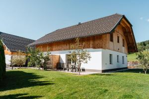 a barn with a table and chairs in a yard at Feriendorf Edelweiss in Mariapfarr