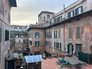 a view of a courtyard in an old building at Vicolo Doria Apartment in Rome
