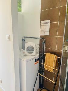ein kleines Badezimmer mit Toilette und Ventilator in der Unterkunft Studio El Canigou in Prades