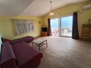a living room with a couch and a table at Martin apartman in Kruče