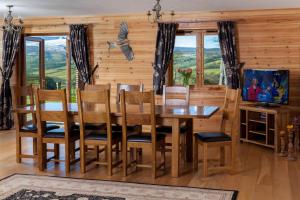 a dining room with a table and chairs at 9 Bed in Brecon oc-cvelo in Cray