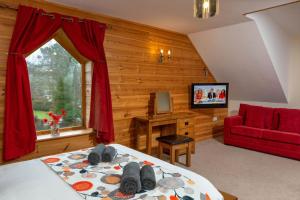 a bedroom with a bed and a red couch at 9 Bed in Brecon oc-cvelo in Cray