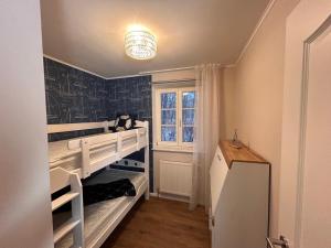 a small bedroom with white shelves and a window at Achtern Diek Haus 12d Wohnung 1 PALSTEK in Müggenburg