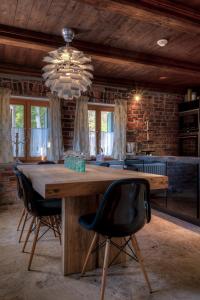 ein Esszimmer mit einem großen Holztisch und Stühlen in der Unterkunft Chalet Joseph Mine in Josefův Důl u Jablonce nad Nisou