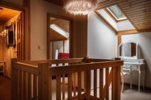 a room with a wooden staircase and a chandelier at Chalet Joseph Mine in Josefŭv Dŭl