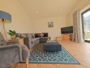 a living room with a couch and a tv at 2 Bed in Stanton oc-p30248 in Ticknall