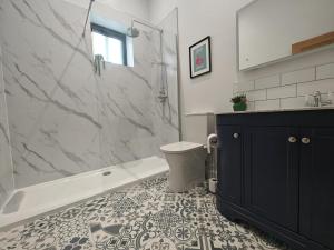 a bathroom with a tub and a toilet and a sink at 2 Bed in Stanton oc-p30248 in Ticknall +19 photos