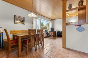 a kitchen and dining room with a table and chairs at Watt'n Mehr in Krummhörn