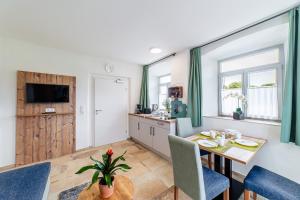a kitchen and dining room with a table and chairs at Apartment mit Terrasse "Blumentraum" in Spalt
