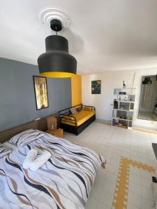 a bedroom with a bed and a black ceiling at La Casa Manao - Charmant Studio SF in Saint-François