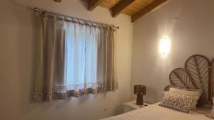 a bedroom with a bed and a window at Casa do Ti Chico in São Luis +18 photos