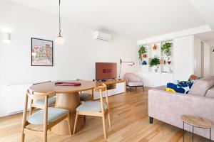 a living room with a table and a couch at GuestReady - Menéres Apartments in Matosinhos