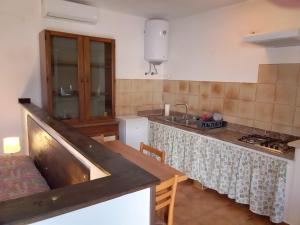 eine Küche mit Spüle und Arbeitsplatte in der Unterkunft Le 5 querce in Nettuno