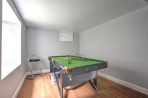 a room with a pool table in a room at 2 Bed in Skipton oc-ds221 in Skipton