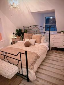 a bedroom with a black bed and a dresser at Maison meublée et équipée, clé en main pour séjours 31 jours et plus! in Quebec City