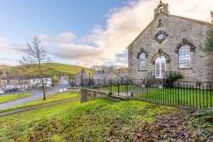 an old stone church with a fence in front of it at 3 Bed in Bainbridge oc-c28300 in Bainbridge