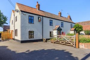 a white building with a fence in front of it at 4 Bed in Burrowbridge oc-o33020 in Athelney