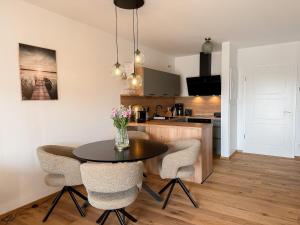 a kitchen with a table and chairs in a room at Ferienwohnung Ufertraum am Dümmer See in Lembruch