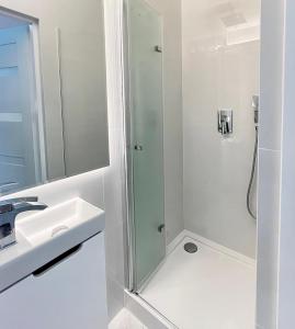 a bathroom with a shower and a sink at Lubicz Dolny, A1 Apartament 2 pokojowy in Lubicz +6 photos