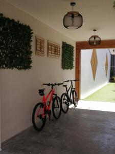 two bikes are parked next to a wall at Meublé de vacances, Quend-Plage in Quend-Plage