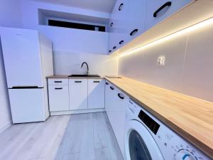 a kitchen with a washing machine and a sink at Lubicz Dolny, A1 Apartament 2 pokojowy in Lubicz