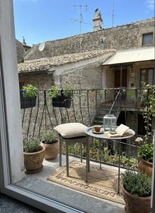 a balcony with a table and some plants at WelcHome Vitorchiano Guest House in Vitorchiano