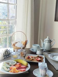 ein Tisch mit zwei Tellern Essen darauf in der Unterkunft Star Gate in Nuwara Eliya